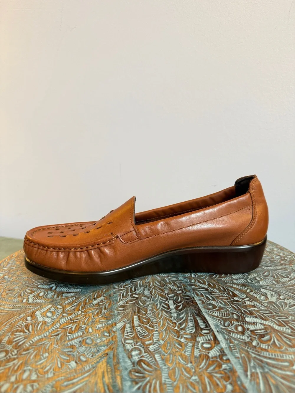 Like New! SAS Weave Slip On Brown Leather Loafer Size 8.5